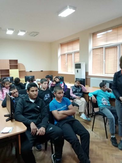 По случай Деня на Европа, на  учениците от  V, Vl и Vll  клас беше представена презентация. Този ден е посветен на мира и обединението на Европа. - ОУ Васил Левски - Долни Луковит