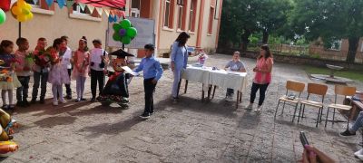 Първокласниците получиха своето първо удостоверение за завършен клас - ОУ Васил Левски - Долни Луковит