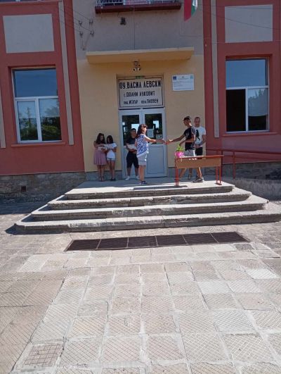 На 05.07.2024г  бе организирано тържество по случай завършването на VII клас. 11 ученици от випуск 2024г. получиха своите свидетелства за завършено основно образование. Директорът на ОУ " Васил Левски"  Искра Цветанова поздрави децата и им пожела  - ОУ Васил Левски - Долни Луковит