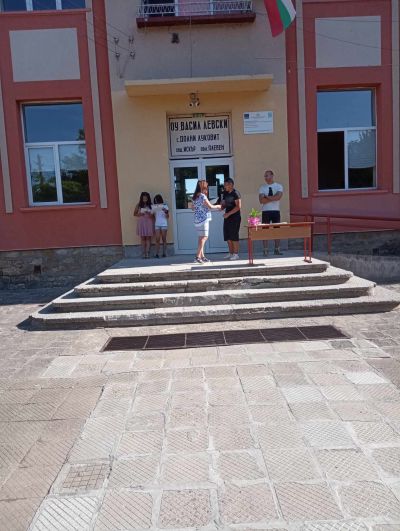 На 05.07.2024г  бе организирано тържество по случай завършването на VII клас. 11 ученици от випуск 2024г. получиха своите свидетелства за завършено основно образование. Директорът на ОУ " Васил Левски"  Искра Цветанова поздрави децата и им пожела  - ОУ Васил Левски - Долни Луковит