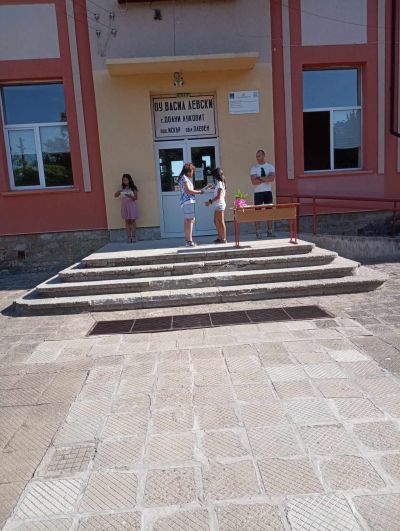 На 05.07.2024г  бе организирано тържество по случай завършването на VII клас. 11 ученици от випуск 2024г. получиха своите свидетелства за завършено основно образование. Директорът на ОУ " Васил Левски"  Искра Цветанова поздрави децата и им пожела  - ОУ Васил Левски - Долни Луковит