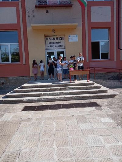 На 05.07.2024г  бе организирано тържество по случай завършването на VII клас. 11 ученици от випуск 2024г. получиха своите свидетелства за завършено основно образование. Директорът на ОУ " Васил Левски"  Искра Цветанова поздрави децата и им пожела  - ОУ Васил Левски - Долни Луковит