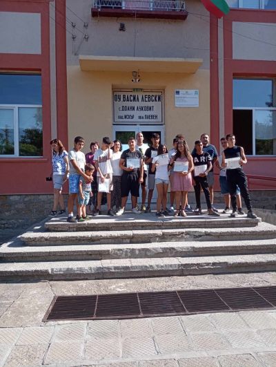 На 05.07.2024г  бе организирано тържество по случай завършването на VII клас. 11 ученици от випуск 2024г. получиха своите свидетелства за завършено основно образование. Директорът на ОУ " Васил Левски"  Искра Цветанова поздрави децата и им пожела  - ОУ Васил Левски - Долни Луковит