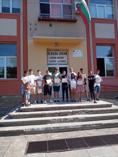 На 05.07.2024г  бе организирано тържество по случай завършването на VII клас. 11 ученици от випуск 2024г. получиха своите свидетелства за завършено основно образование. Директорът на ОУ " Васил Левски"  Искра Цветанова поздрави децата и им пожела  - ОУ Васил Левски - Долни Луковит