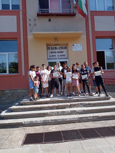 На 05.07.2024г  бе организирано тържество по случай завършването на VII клас. 11 ученици от випуск 2024г. получиха своите свидетелства за завършено основно образование. Директорът на ОУ " Васил Левски"  Искра Цветанова поздрави децата и им пожела  - ОУ Васил Левски - Долни Луковит