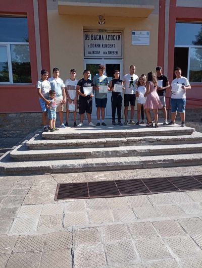На 05.07.2024г  бе организирано тържество по случай завършването на VII клас. 11 ученици от випуск 2024г. получиха своите свидетелства за завършено основно образование. Директорът на ОУ " Васил Левски"  Искра Цветанова поздрави децата и им пожела  - ОУ Васил Левски - Долни Луковит