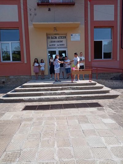 На 05.07.2024г  бе организирано тържество по случай завършването на VII клас. 11 ученици от випуск 2024г. получиха своите свидетелства за завършено основно образование. Директорът на ОУ " Васил Левски"  Искра Цветанова поздрави децата и им пожела  - ОУ Васил Левски - Долни Луковит