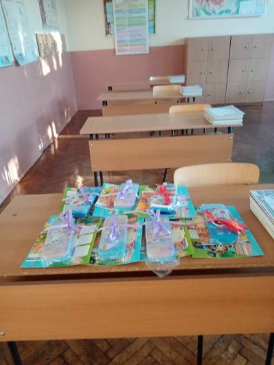 Поздравителен адрес от  Илияна Йончева- Гложенска -  Председател на Общински съвет гр. Искър и подаръци ( ученически пособия) от Йордан Йорданов  - общински съветник от с. Долни Луковит.  - ОУ Васил Левски - Долни Луковит