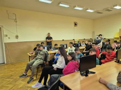 На учениците от V-Vll беше представена презентация, посветена на информационната кампания за опазване живота и здравето на децата на пътя в седмицата на мобилността. - ОУ Васил Левски - Долни Луковит