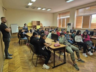 На учениците от V-Vll беше представена презентация, посветена на информационната кампания за опазване живота и здравето на децата на пътя в седмицата на мобилността. - ОУ Васил Левски - Долни Луковит