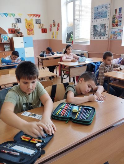 ОУ " Васил Левски" проведе редица дейности по организирането на занимания по интереси с учениците, съгласно Наредбата за приобщаващото образование.Клуб " Приказен свят"   с ръководител Ана Димитрова. Клуб  " Сръчни ръце" с ръководи - ОУ Васил Левски - Долни Луковит