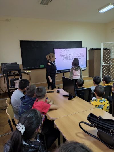 Учениците от 1 до 7 клас на ОУ " Васил Левски" с. Долни Луковит участваха в практически тренинг на тема: " Класна стая без тормоз - справяне с агресията и тормоза в училище" под ръководството на госпожа Любомира Любенова - психолог от ЦСОП - ОУ Васил Левски - Долни Луковит