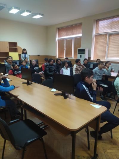 Учениците от 1 до 7 клас на ОУ " Васил Левски" с. Долни Луковит участваха в практически тренинг на тема: " Класна стая без тормоз - справяне с агресията и тормоза в училище" под ръководството на госпожа Любомира Любенова - психолог от ЦСОП - ОУ Васил Левски - Долни Луковит