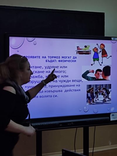 Учениците от 1 до 7 клас на ОУ " Васил Левски" с. Долни Луковит участваха в практически тренинг на тема: " Класна стая без тормоз - справяне с агресията и тормоза в училище" под ръководството на госпожа Любомира Любенова - психолог от ЦСОП - ОУ Васил Левски - Долни Луковит