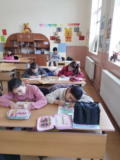 Занимания по интереси Клуб " Приказен свят"  Клуб " Сръчни ръце, 2025 г. - ОУ Васил Левски - Долни Луковит
