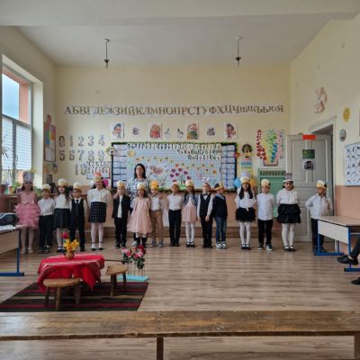 Неусетно мина времето в изучаване на буквите и настъпи моментът в който с гордост първокласниците заявиха "Ние вече сме грамотни". - ОУ Васил Левски - Долни Луковит