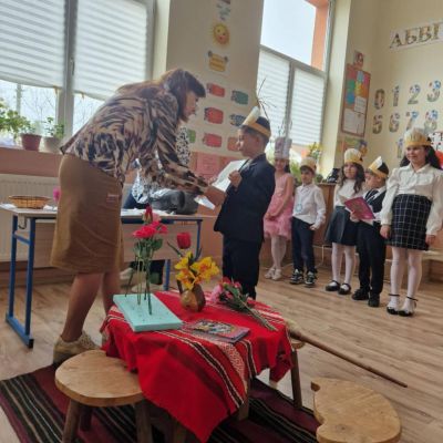 Неусетно мина времето в изучаване на буквите и настъпи моментът в който с гордост първокласниците заявиха "Ние вече сме грамотни". - ОУ Васил Левски - Долни Луковит