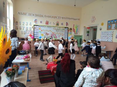 Неусетно мина времето в изучаване на буквите и настъпи моментът в който с гордост първокласниците заявиха "Ние вече сме грамотни". - ОУ Васил Левски - Долни Луковит