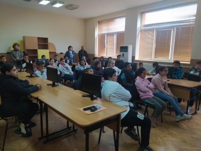 Инспектор "Детска педагогическа стая" към РПУ гр. Долни Дъбник Ирина Дилкина проведе беседа с учениците от 1 - 7 клас свързана с агресията, безопасното  движение по пътищата, правилата в училище и поведението им на пътя. - ОУ Васил Левски - Долни Луковит