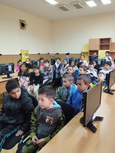 Инспектор "Детска педагогическа стая" към РПУ гр. Долни Дъбник Ирина Дилкина проведе беседа с учениците от 1 - 7 клас свързана с агресията, безопасното  движение по пътищата, правилата в училище и поведението им на пътя. - ОУ Васил Левски - Долни Луковит