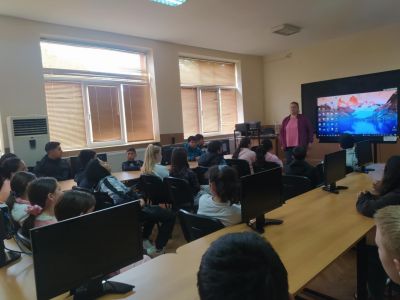 Инспектор "Детска педагогическа стая" към РПУ гр. Долни Дъбник Ирина Дилкина проведе беседа с учениците от 1 - 7 клас свързана с агресията, безопасното  движение по пътищата, правилата в училище и поведението им на пътя. - ОУ Васил Левски - Долни Луковит