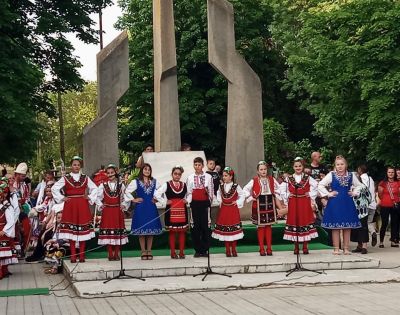 Нашето участие в традиционния празник на селото: " С дъх на чернозем и гергьовка". - ОУ Васил Левски - Долни Луковит