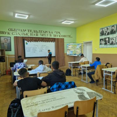 По идея на Ученическия Училищен съвет в ОУ ,,В. Левски" се проведе ученическо самоуправление. Основната идея е да се даде възможност на учениците сами да организират живота си в училище и да бъдат част от неговото управление. - ОУ Васил Левски - Долни Луковит