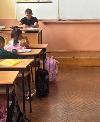 По идея на Ученическия Училищен съвет в ОУ ,,В. Левски" се проведе ученическо самоуправление. Основната идея е да се даде възможност на учениците сами да организират живота си в училище и да бъдат част от неговото управление. - ОУ Васил Левски - Долни Луковит