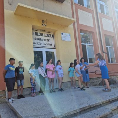 Учениците от 4 клас получиха удостоверенията си за завършено начално образование. С много усмивки, вълнение и заслужена гордост, те направиха първата важна крачка в своето образователно пътешествие. - ОУ Васил Левски - Долни Луковит