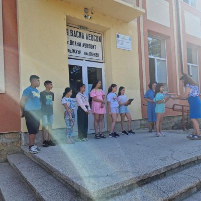 Учениците от 4 клас получиха удостоверенията си за завършено начално образование. С много усмивки, вълнение и заслужена гордост, те направиха първата важна крачка в своето образователно пътешествие. - ОУ Васил Левски - Долни Луковит
