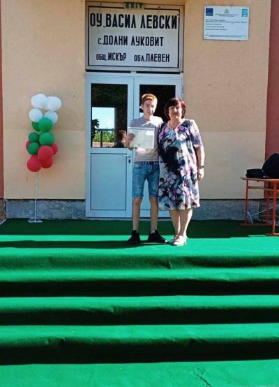 Честито завършване на нашите седмокласници! Днес директорът Искра Цветанова им връчи свидетелствата за основно образование. Двамата отличници на випуска Лили Нинчев и Красимир Детелинов получиха и грамоти и предметни награди. - ОУ Васил Левски - Долни Луковит