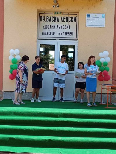 Честито завършване на нашите седмокласници! Днес директорът Искра Цветанова им връчи свидетелствата за основно образование. Двамата отличници на випуска Лили Нинчев и Красимир Детелинов получиха и грамоти и предметни награди. - ОУ Васил Левски - Долни Луковит