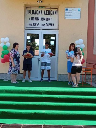 Честито завършване на нашите седмокласници! Днес директорът Искра Цветанова им връчи свидетелствата за основно образование. Двамата отличници на випуска Лили Нинчев и Красимир Детелинов получиха и грамоти и предметни награди. - ОУ Васил Левски - Долни Луковит