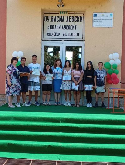 Честито завършване на нашите седмокласници! Днес директорът Искра Цветанова им връчи свидетелствата за основно образование. Двамата отличници на випуска Лили Нинчев и Красимир Детелинов получиха и грамоти и предметни награди. - ОУ Васил Левски - Долни Луковит