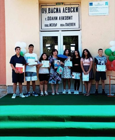 Честито завършване на нашите седмокласници! Днес директорът Искра Цветанова им връчи свидетелствата за основно образование. Двамата отличници на випуска Лили Нинчев и Красимир Детелинов получиха и грамоти и предметни награди. - ОУ Васил Левски - Долни Луковит
