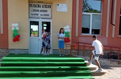Честито завършване на нашите седмокласници! Днес директорът Искра Цветанова им връчи свидетелствата за основно образование. Двамата отличници на випуска Лили Нинчев и Красимир Детелинов получиха и грамоти и предметни награди. - ОУ Васил Левски - Долни Луковит