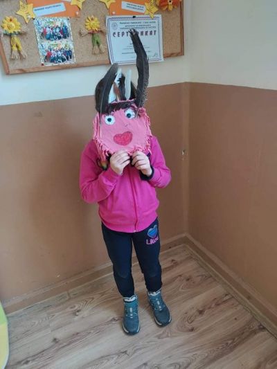 В края на зимата и с настъпването на пролетта по стар български обичай се организират кукерски танци, за да прогонят злото, студа, лошото време. Кукерите обхождат домовете за здраве и благополучие, като раздрънкват силно своите чанове и със страховитите с - ОУ Васил Левски - Долни Луковит