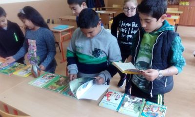 Във връзка с кампанията " Походът на книгите" учениците от 7 клас четоха забавни приказки и басни на третокласниците.???????????? - ОУ Васил Левски - Долни Луковит