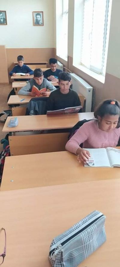 Във връзка с кампанията " Походът на книгите" учениците от 7 клас четоха забавни приказки и басни на третокласниците.???????????? - ОУ Васил Левски - Долни Луковит