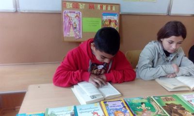 Във връзка с кампанията " Походът на книгите" учениците от 7 клас четоха забавни приказки и басни на третокласниците.???????????? - ОУ Васил Левски - Долни Луковит