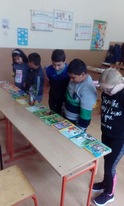 Във връзка с кампанията " Походът на книгите" учениците от 7 клас четоха забавни приказки и басни на третокласниците.???????????? - ОУ Васил Левски - Долни Луковит