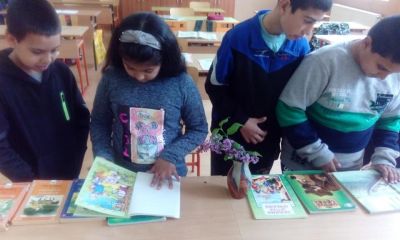 Във връзка с кампанията " Походът на книгите" учениците от 7 клас четоха забавни приказки и басни на третокласниците.???????????? - ОУ Васил Левски - Долни Луковит