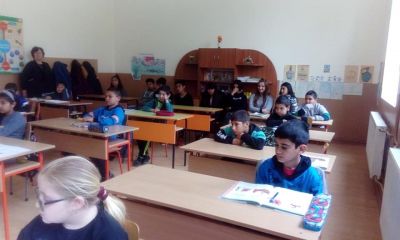 Във връзка с кампанията " Походът на книгите" учениците от 7 клас четоха забавни приказки и басни на третокласниците.???????????? - ОУ Васил Левски - Долни Луковит
