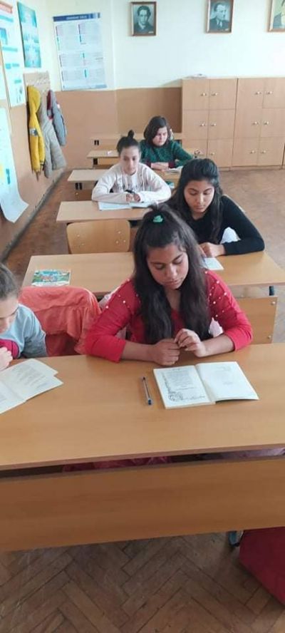Във връзка с кампанията " Походът на книгите" учениците от 7 клас четоха забавни приказки и басни на третокласниците.???????????? - ОУ Васил Левски - Долни Луковит