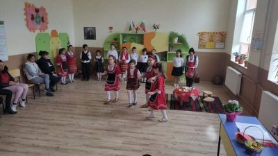 Великден с учениците от втори клас и ръководител Ралица Свиленска  - ОУ Васил Левски - Долни Луковит