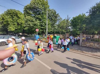С празнично шествие, пъстра програма и ведро  настроение отбелязахме Деня на българската писменост, просвета и  култура. - ОУ Васил Левски - Долни Луковит