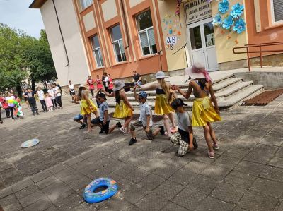 С празнично шествие, пъстра програма и ведро  настроение отбелязахме Деня на българската писменост, просвета и  култура. - ОУ Васил Левски - Долни Луковит