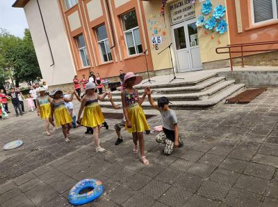 С празнично шествие, пъстра програма и ведро  настроение отбелязахме Деня на българската писменост, просвета и  култура. - ОУ Васил Левски - Долни Луковит