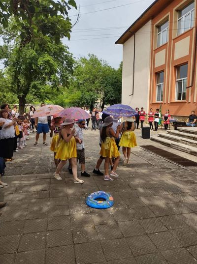 С празнично шествие, пъстра програма и ведро  настроение отбелязахме Деня на българската писменост, просвета и  култура. - ОУ Васил Левски - Долни Луковит