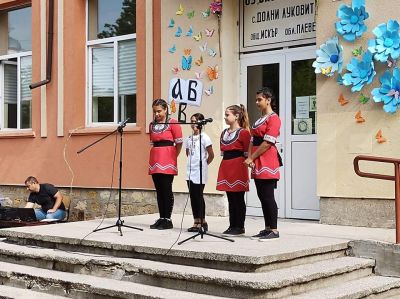С празнично шествие, пъстра програма и ведро  настроение отбелязахме Деня на българската писменост, просвета и  култура. - ОУ Васил Левски - Долни Луковит